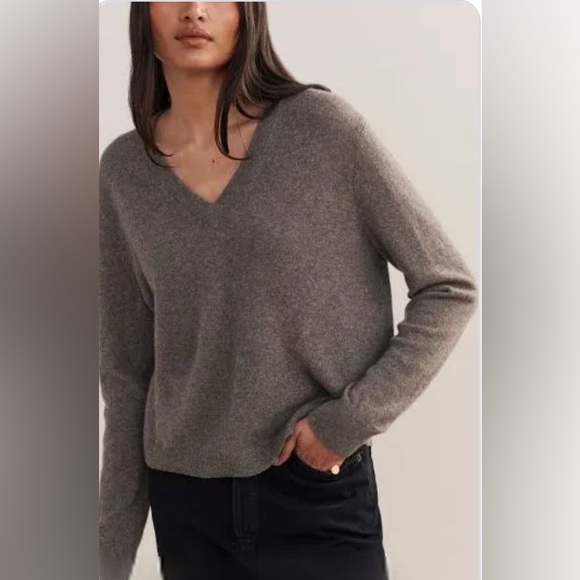 Vince Sweaters - Vince Cashmere V-Neck Weekend Sweater
